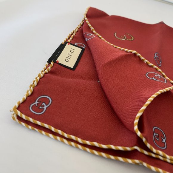 Gucci GG Horseshoe Print Pocket Square in Red NEW IN BOX - Picture 7 of 9